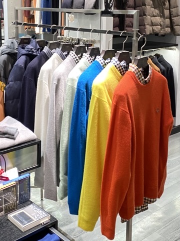 色違いのセーターのインナーに、コーディネートできる色違いのチェックのシャツを組んでいる